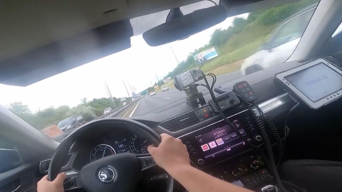 Požár auta nebo 180 km/h v obci. Policie ukázala běžný den v civilním