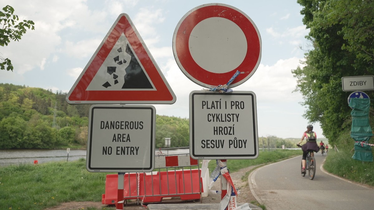 Cyklostezka na sever od Prahy je už několik měsíců uzavřená. Stížností přibývá