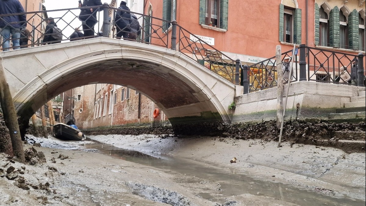 Non è così che conosci Venezia.  Canali vuoti, gondole arenate