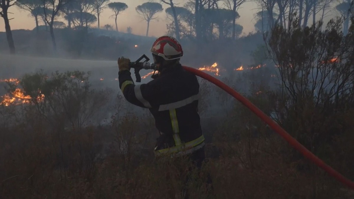 La Côte d’Azur est en feu.  Il y a 900 pompiers