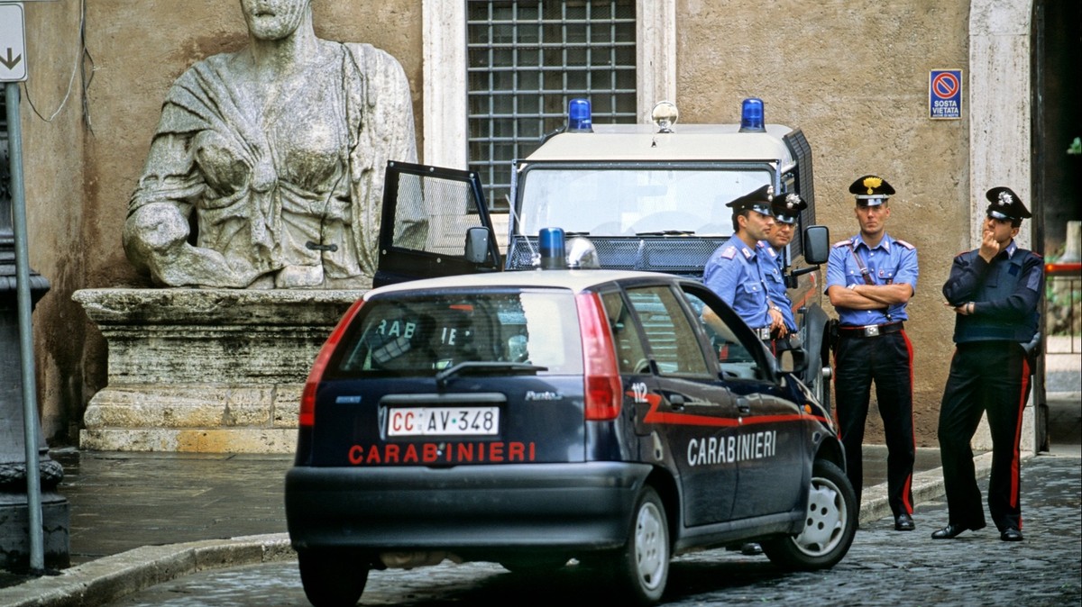 I turisti vengono derubati su larga scala in Italia.  Indossare gioielli in pubblico è una scommessa
