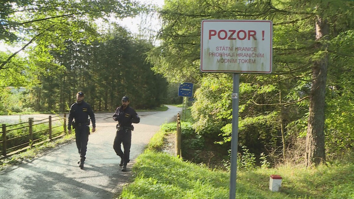 Die Grenzkontrollen werden verschärft.  Polizisten patrouillieren in der Slowakei und in Deutschland