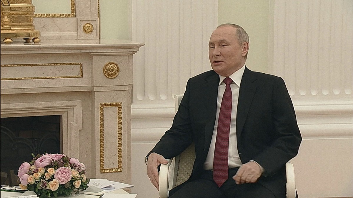 He smelled weird and moved oddly.  Speculation about Putin’s health is rising