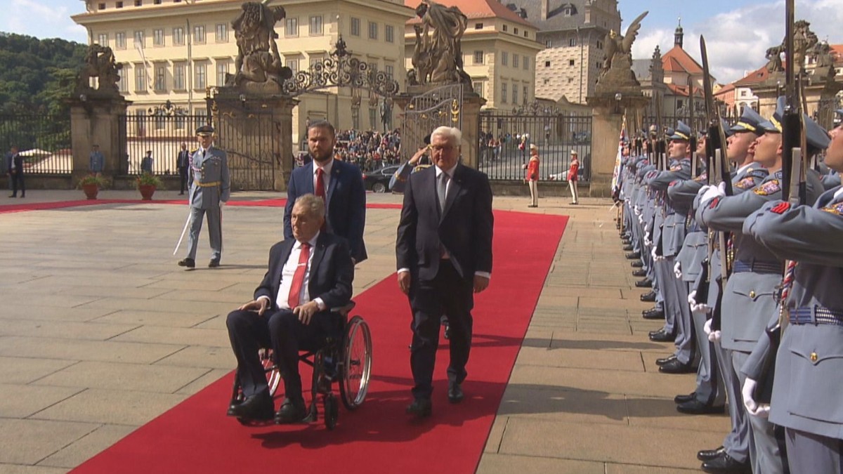 Der Bundespräsident sitzt in Tschechien.  Er wird Zeman und Vystrčil . treffen