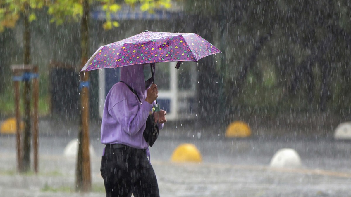 Silné bouřky už se řítí na Česko. Meteorologové museli rozšířit výstrahu