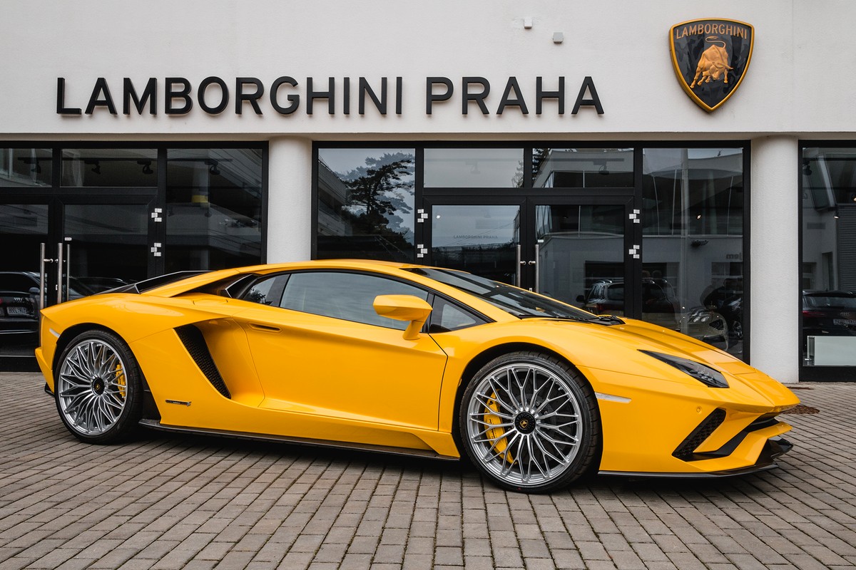 Nový Aventador S už je k vidění v Praze. Máte volných devět milionů? 