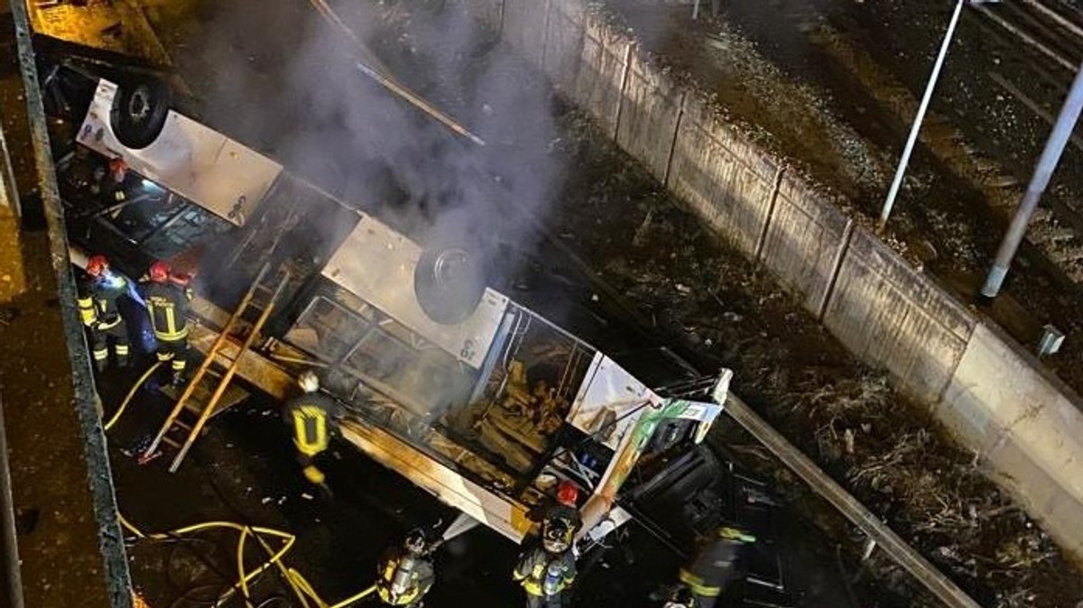 Un autobus si schianta nei pressi di Venezia e prende fuoco.  Almeno 21 persone sono morte sul posto