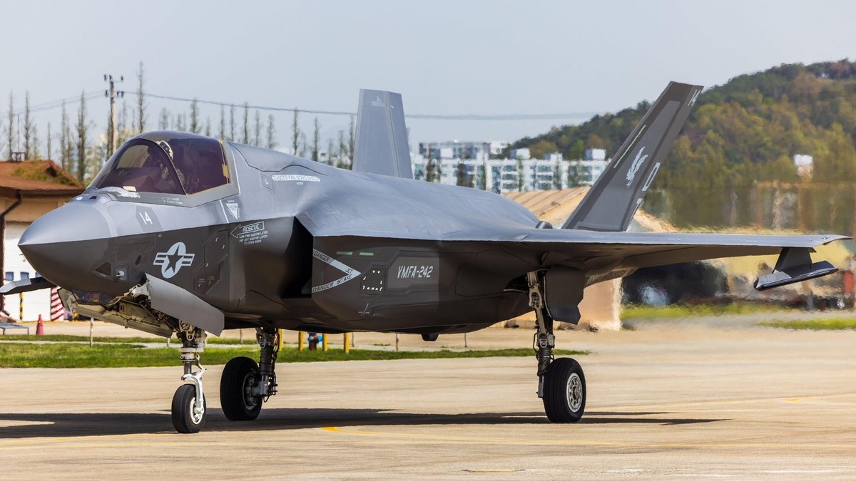 Pilot se katapultoval, moderní stíhačka zmizela neznámo kam. Armáda ...