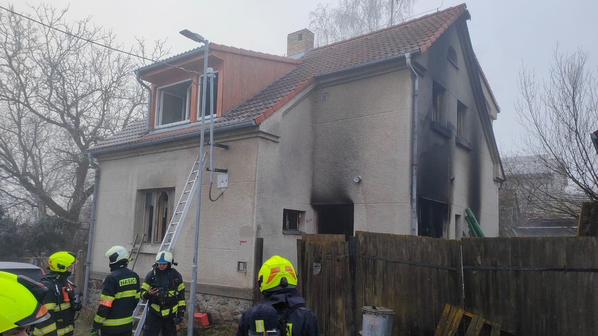 Rodinný dům v Táboře pohltily plameny. Požár si vyžádal jednu oběť