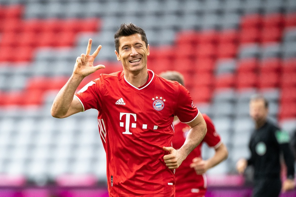 Fantastický šlágr rozhodl hattrickem Lewandowski, Schick pálil za Bayer - TN.cz