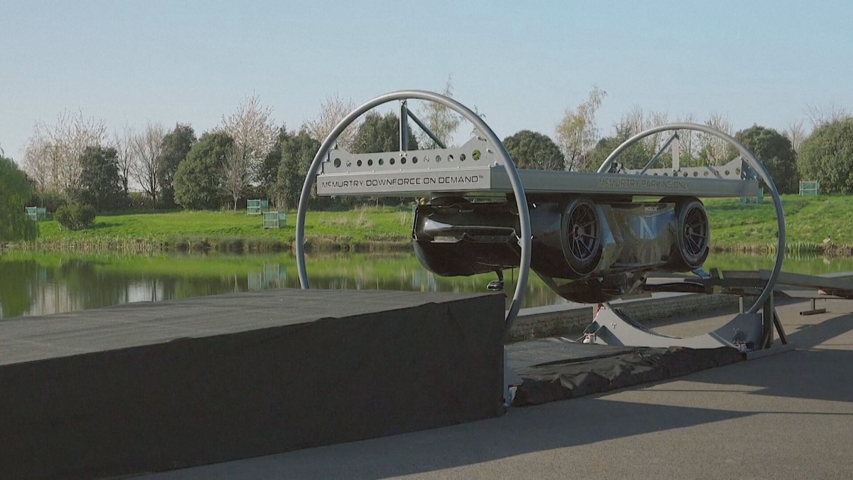 Na festivalu rychlosti bodovalo elektrické auto. Umí zaparkovat vzhůru nohama