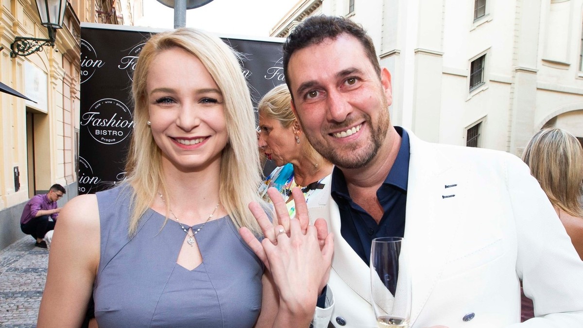 ドミニコ・マルトゥッチは大きな新聞を誇示した。バルトシュの元妻は写真を見せた