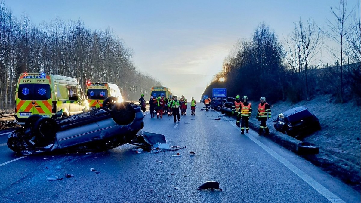 Hromadná nehoda na Liberecku: Při srážce pěti aut se zranilo 12 lidí