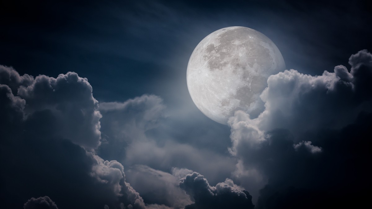 The Bloody Super Full Moon in Aquarius: Effects, Astrological Significance, and Health Tips