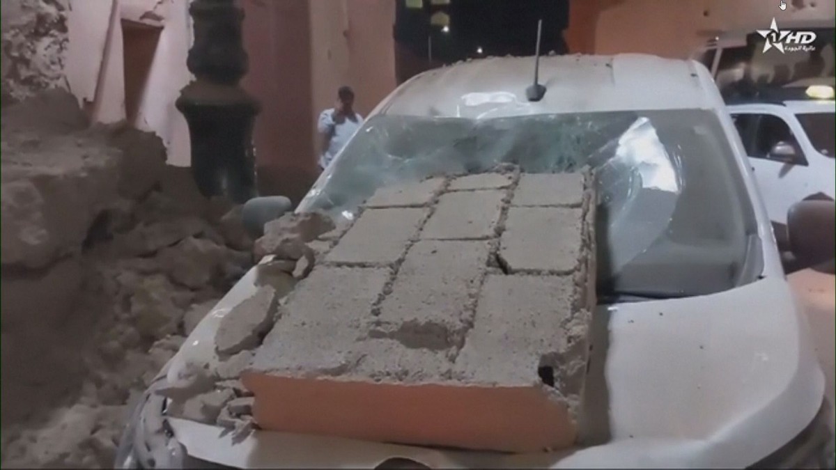 Le nombre de morts continue d’augmenter après le séisme au Maroc.  2 122 personnes sont mortes, plus de 2 400 personnes ont été blessées