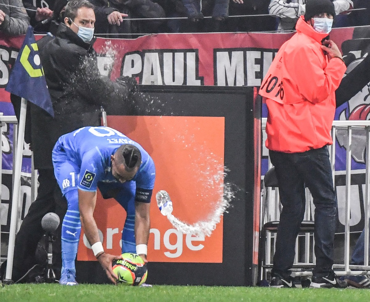 Encore des émeutes de spectateurs en Ligue 1 !  Le fan a frappé le joueur de football avec une bouteille dans la tête