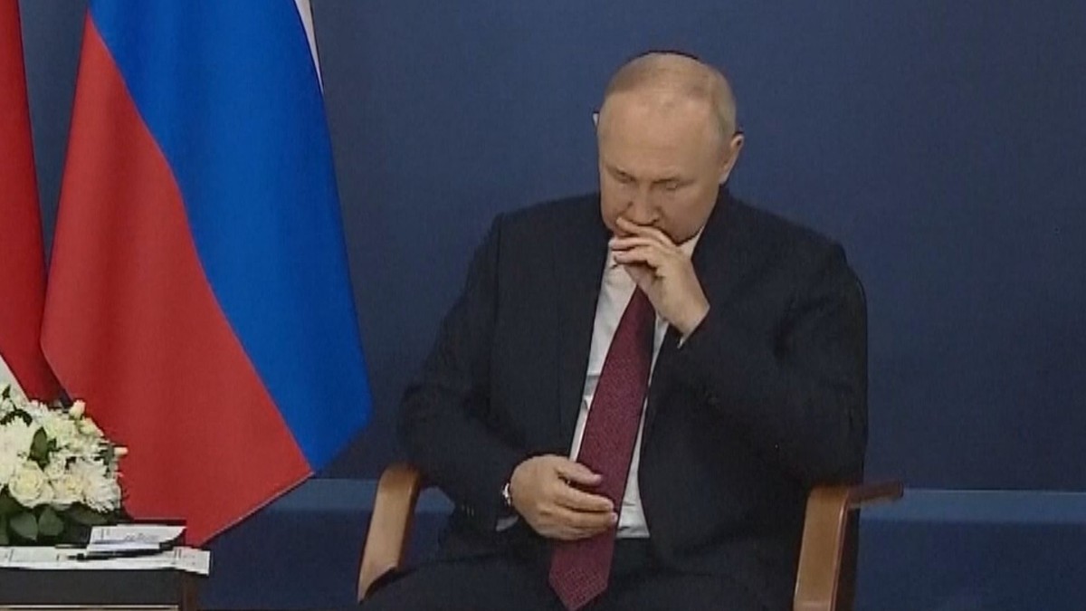 VIDEO: Putin’s legs move in front of the camera.  They no longer hide their serious illnesses