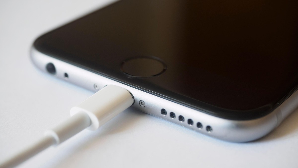 “Why Is My iPhone Battery Draining Faster After iOS Update? Expert Advice & Solutions”