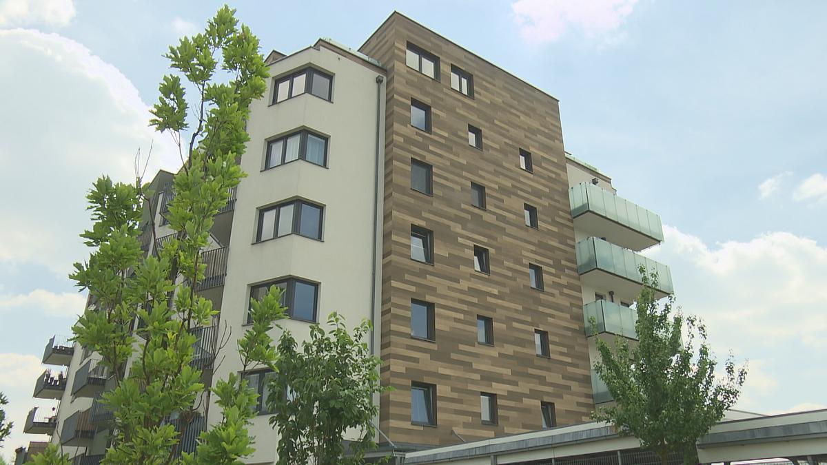 Hypotéky zdražují, mladým pomáhají rodiče. Sami tím riskují finanční nejistotu