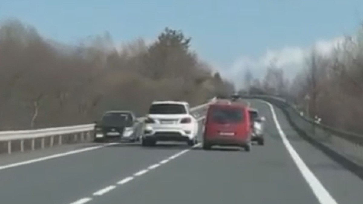 VIDEO: Agresor v obřím SUV si vynucoval předjíždění. Řidiče tlačil až za krajnici