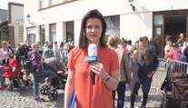 Na humanitární dávky stojí uprchlíci fronty. Někteří na místě nocují