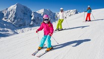 Děti lyžují za polovic. Skiareál v Lipně nad Vltavou představil novinky sezóny
