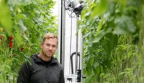 Robot chrání rajčata před škůdci a učí se díky AI. Farmář řekl, jak vše vzniklo