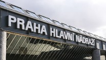 Na hlavním nádraží přespávají stovky uprchlíků. Řešením má být stanové městečko