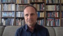Írán zaútočil na Izrael. Je bizarní, že raketa mířila i na mešitu, říká analytik