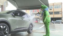VIDEO: Máte špinavé auto? Na této myčce vám ho umyje živý žabák