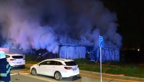 Při nočním požáru v Brně zemřelo osm lidí. Hořely stavební buňky