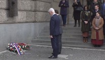 Prezidenti Pavel a Macron uctili památku obětí střelby na FF UK