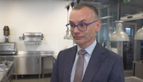 Přílišné solení může zvýšit krevní tlak, říká lékař. Češi přitom solí nešetří