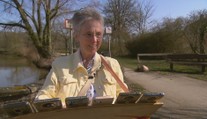 VIDEO: Seniorka neúnavně loví pokémony. Hru hraje na šesti telefonech, předepsal jí to prý lékař