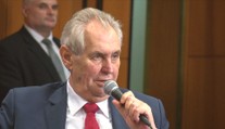 Zemanův stav se zlepšuje. V nemocnici ale ještě musí zůstat