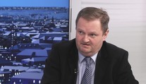 Vláda nedodržuje své vlastní zákony. Dává tím špatný příklad společnosti, říká analytik