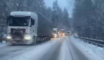 Sníh opět komplikuje dopravu. Dálnici D1 uzavřela nehoda kamionu