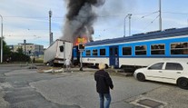 VIDEO: Ukázalo se, že z momentu střetu lokomotivy a kamionu existuje záznam