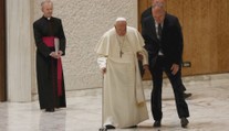 VIDEO: Chvíle strachu o papeže Františka. Při chůzi ho zradila hůl