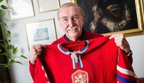 Legendární hokejista Jiří Holeček slaví 80. Miloval zápasy proti SSSR, vzpomíná Jedlička