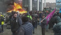 Plameny v Bruselu. Zemědělci protestují před Evropským parlamentem