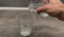 Konec rozlitému pití. Takhle ho ze sklenky přelijete bez ztráty jediné kapičky
