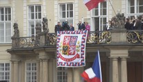 Pozdrav nově zvolené hlavy státu z balkonu Pražského hradu