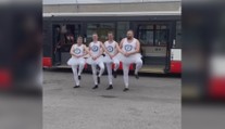 VIDEO: Řidiči brněnské MHD baví internet. Před autobusem tancují jako baletky