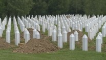 Bosna si připomíná výročí masakru v Srebrenici, jehož oběti uctívá rozsáhlý památník