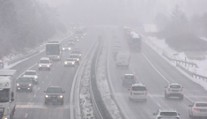 Na Česko udeřilo silné sněžení. Hasiči zasahovali u desítek nehod