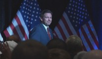 Ron DeSantis odstoupil z primárek a podpořil Donalda Trumpa