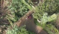 VIDEO: Dron natočil žháře při činu. Zapálil les, poté po stroji házel kameny