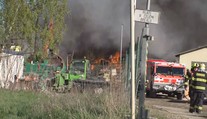 Stovky hasičů bojují s hořící skládkou u Rynholce. Jeden utrpěl popáleniny ramen