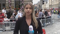 Reportérka Vodvářková: V Edinburghu čekají na královnu od brzkého rána. Místo má být jedno z nejhlídanějších v Británii